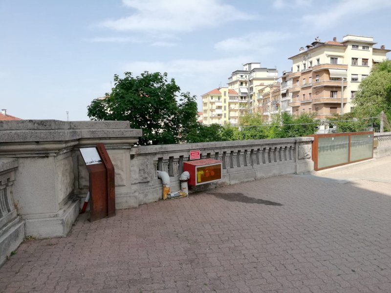 Via le erbacce dal memoriale dei partigiani fucilati alla stazione di Cuneo