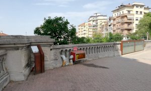 Via le erbacce dal memoriale dei partigiani fucilati alla stazione di Cuneo