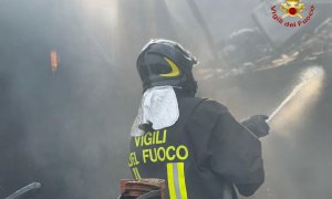 Incendio in un deposito di paglia e fieno a Clavesana, i Vigili del Fuoco al lavoro da ore