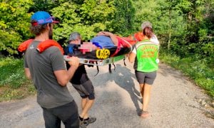 Bernezzo, gli fuoriesce la protesi all'anca mentre sta lavorando nei boschi: salvo grazie al Soccorso Alpino