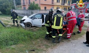 Esce di strada con l’auto a Baldissero d’Alba, liberato dai vigili del fuoco