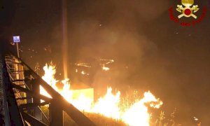 Pompieri cuneesi in azione sulla Salerno-Reggio: domato un vasto incendio a bordo strada