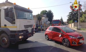 Scontro tra camion e auto a Cervignasco, un ferito lieve