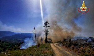 I Vigili del Fuoco di Cuneo ancora al lavoro in Calabria: squadre impegnate in una pineta a Oriolo