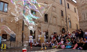 Domani a Cuneo le spettacolari bolle di sapone giganti con Michele Cafaggi