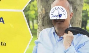 Sui manifesti del candidato sindaco di 'Indipendenti' spuntano gli stampini della Lega Nord