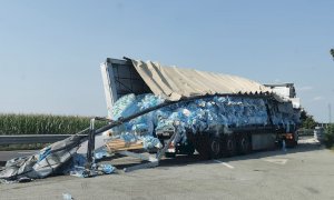 Incidente a San Sebastiano di Fossano, camion perde carico di bottiglie d'acqua