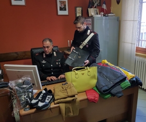Carabinieri sequestrano abbigliamento di note griffe falso