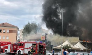 Incendio in una concessionaria a Savigliano, la situazione è tornata sotto controllo