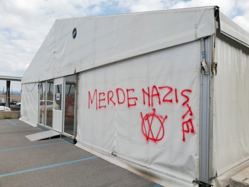 Raid vandalico al Movicentro di Cuneo: il centro vaccinale imbrattato con scritte "No vax"