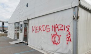 Raid vandalico al Movicentro di Cuneo: il centro vaccinale imbrattato con scritte 