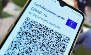 Cuneo, il prof non ha il Green Pass e resta fuori da scuola. Lui: 