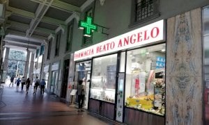 Due condanne in un giorno per il pregiudicato che sfondò la vetrina di una farmacia di Cuneo