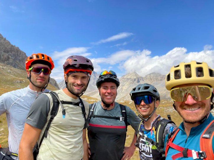 La vacanza alternativa di cinque sportivi: 217 chilometri su e giù per le valli in sella a una mountain bike