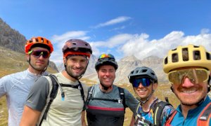 La vacanza alternativa di cinque sportivi: 217 chilometri su e giù per le valli in sella a una mountain bike
