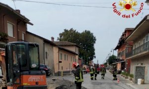 Tubazione del gas tranciata durante scavi nel centro di Magliano Alpi, sul posto i Vigili del Fuoco