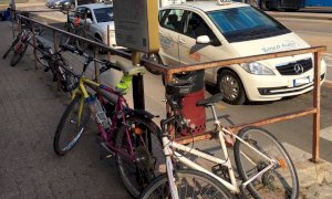 Cuneo, bici e monopattini lasciati fuori dalle rastrelliere saranno rimossi