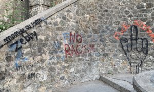 Graffiti lungo la scalinata in via Basse Sant'Anna, un lettore: 