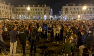 Cuneo, centinaia di persone in piazza Galimberti per Fusaro: