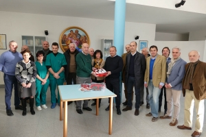La Fondazione della Bcc Pianfei-Rocca ha donato un defibrillatore alla casa di riposo “Sacra Famiglia’ di Mondovì”