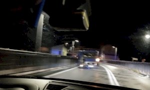 Rubano un furgone, ma si schiantano poche centinaia di metri dopo