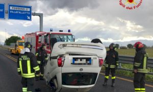 Fossano, auto si ribalta sulla tangenziale: tre feriti