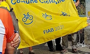 Alba, consegnata la bandiera “Comune Ciclabile” della Fiab