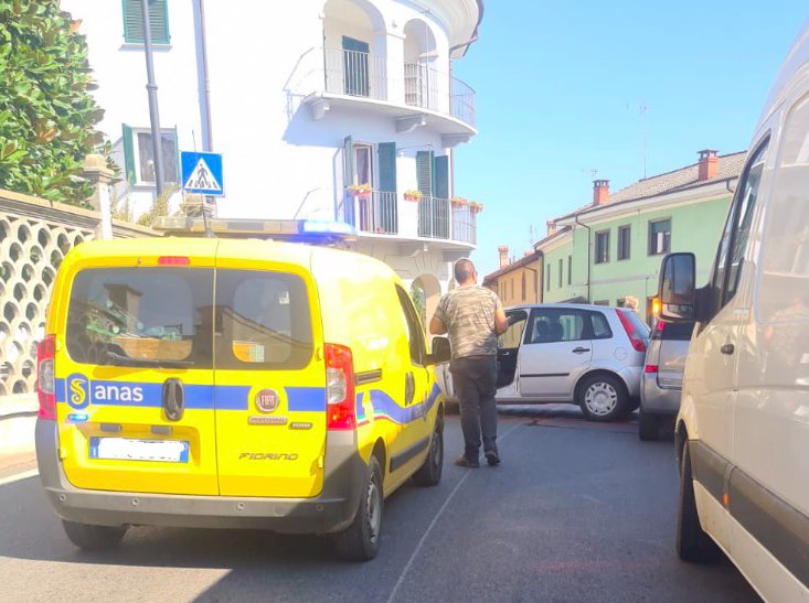 Genola, incidente in via Roma: coinvolte due auto