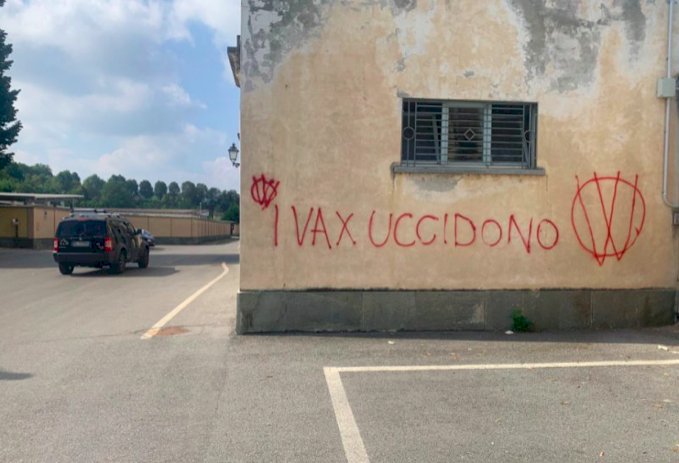 Ora i no vax rivendicano gli atti vandalici: “Altro che qualche cimitero, saremo ovunque”