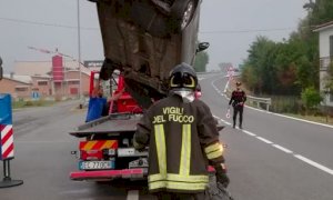 Mondovì, auto fuori strada nella notte: un ferito lieve 