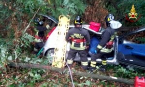 Auto precipita in una scarpata a Fossano: tre persone coinvolte