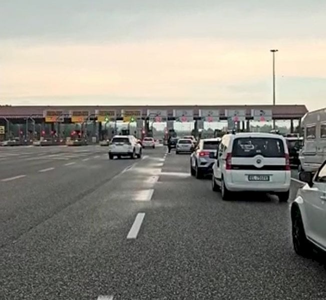 Lunghe code al casello autostradale di Cuneo per un malfunzionamento