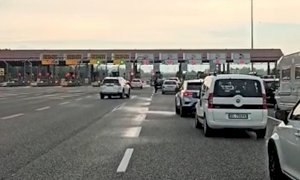 Lunghe code al casello autostradale di Cuneo per un malfunzionamento