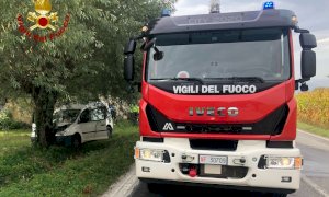 Auto contro un albero tra Boves e Peveragno, un ferito