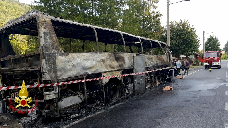 In fiamme un autobus sul Colle di Nava, incolumi passeggeri e autista