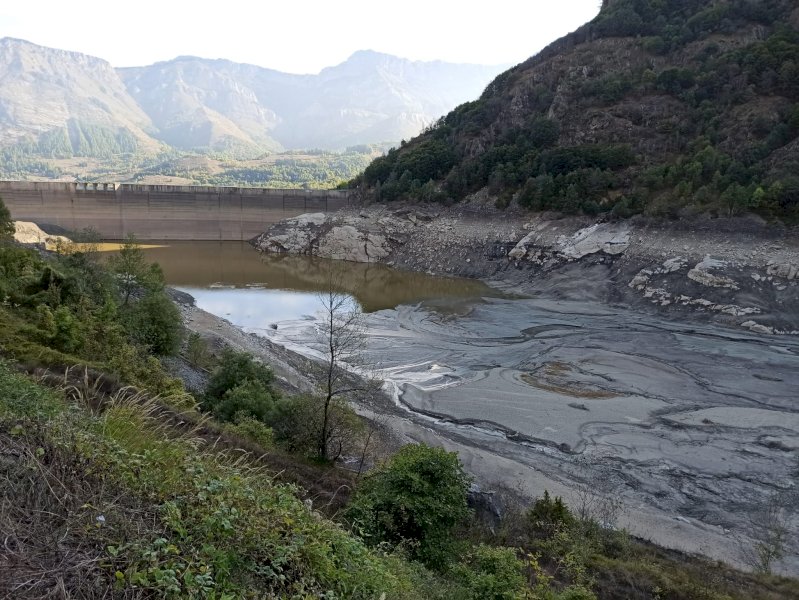 Entracque, al via le verifiche sulla diga della Piastra: le immagini del bacino svuotato (FOTO E VIDEO)