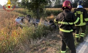 Un’auto ribaltata nel violento scontro a San Lorenzo di Peveragno