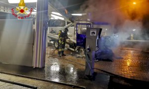 Furgone va fuori controllo e finisce contro un autolavaggio