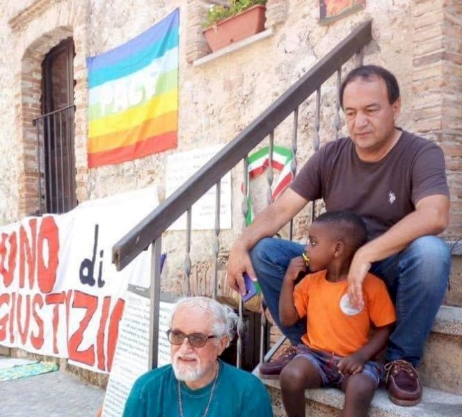 Caso Mimmo Lucano: “In Italia l’accoglienza dei migranti è più grave che essere mafiosi?”