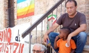 Caso Mimmo Lucano: “In Italia l’accoglienza dei migranti è più grave che essere mafiosi?”