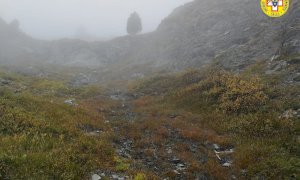 Pescatore di 69 anni muore precipitando sul percorso dei Laghi Blu a Chianale