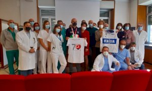 Dopo la medaglia d'oro alle Paralimpiadi Diego Colombari è tornato nell'ospedale dove è stato curato (VIDEO)
