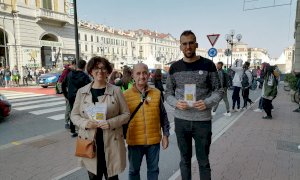 A Cuneo i Radicali hanno distribuito preservativi agli studenti alle fermate dei bus