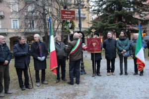 Alba, una corona d’alloro nel “Giardino Vittime dei Campi di Sterminio”