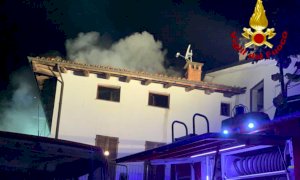 Incendio a Dogliani, va a fuoco il tetto di una palazzina: evacuata una famiglia