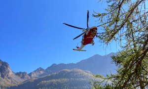 Cade lungo la via del Sale e si rompe una gamba, intervento del Soccorso Alpino