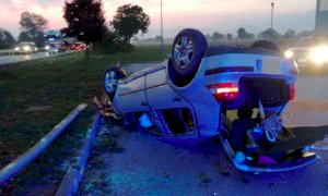 Auto si ribalta sulla Cuneo-Mondovì, solo ferite lievi per il conducente