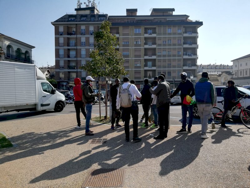 Cuneo, accuse di caporalato contro un imprenditore ivoriano: i lavoratori rischiano di perdere la casa