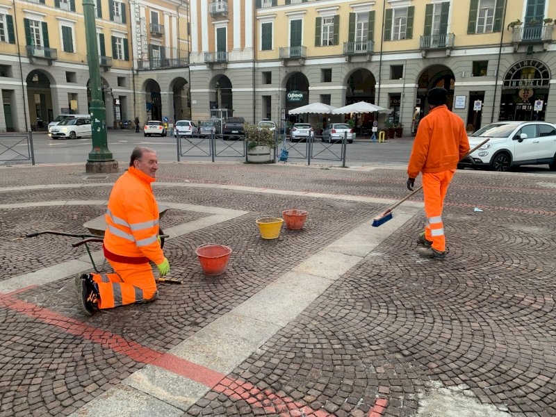 Piazza Galimberti si rifà “il vestito”: in corso la sostituzione dei cubetti di porfido