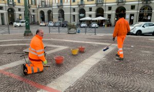 Piazza Galimberti si rifà “il vestito”: in corso la sostituzione dei cubetti di porfido